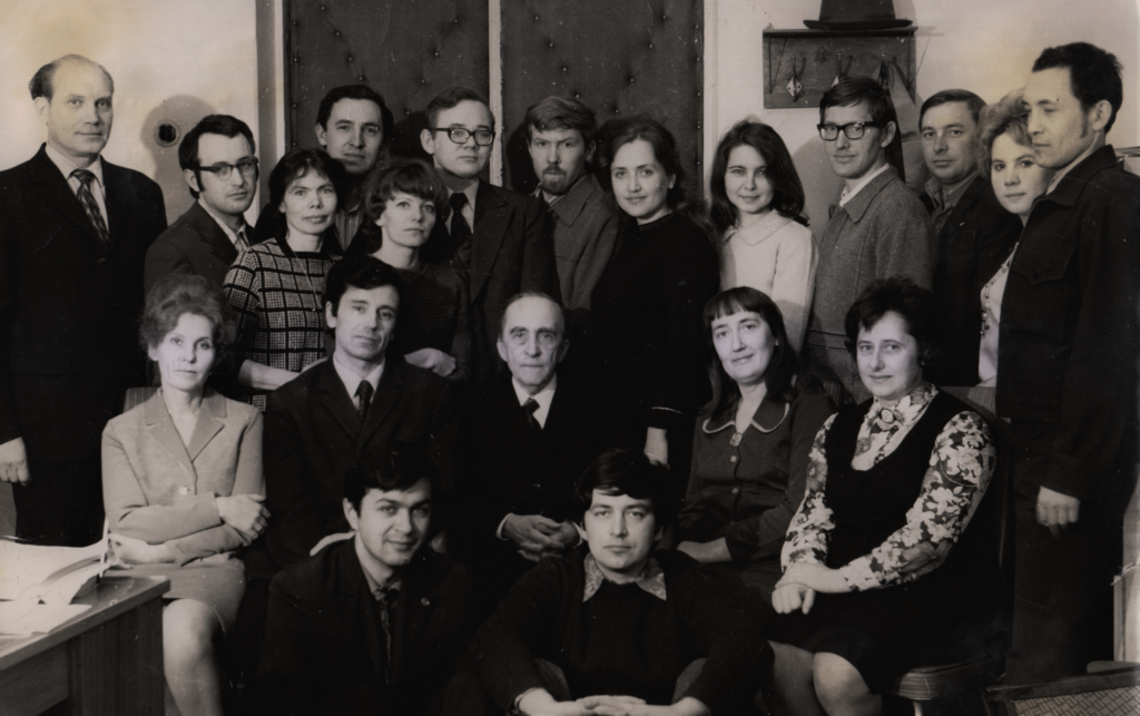 Сотрудники лаборатории ЭПР и ПР в 1975 году. (Во втором ряду: С.А. Лучкина, И.В. Овчин-ников, Б.М. Козырев, И.Д. Морозова, Г.П. Вишневская)