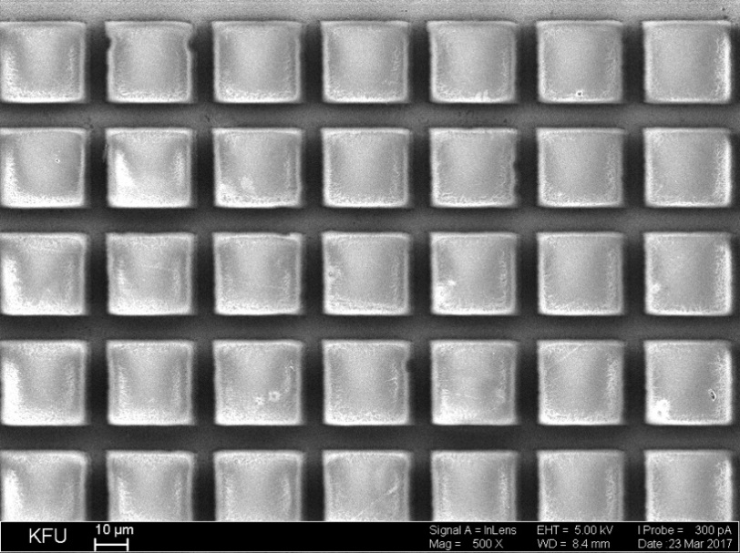 Изображение, полученное на сканирующем электронном микроскопе, периодических микроструктур из халькогенидного стеклообразного полупроводника (GeSe5)80B20, после его имплантации ионами Ag+ через маску.